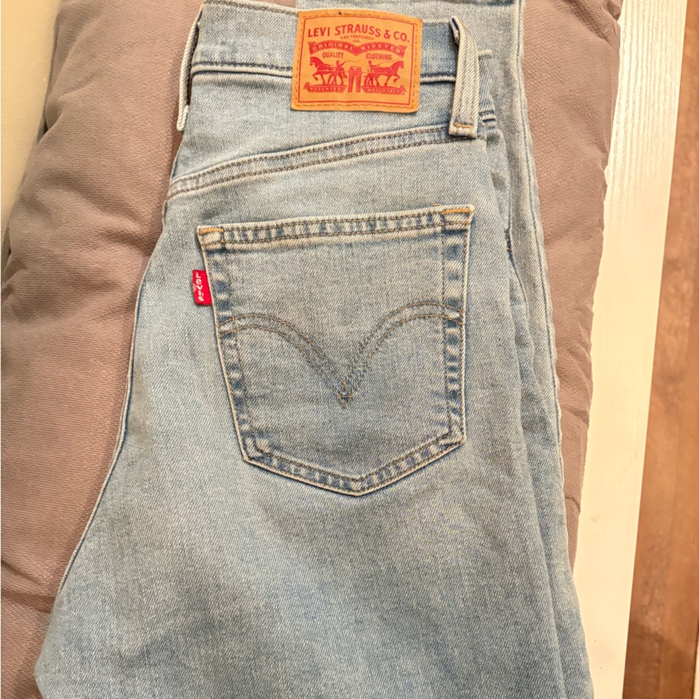 Levi’s High-Waisted Mom Jean size 26